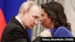 Владимир Путин награждает главного редактора телеканала RT Маргариту Симоньян «Орденом почета». Москва, 20 декабря 2022 года