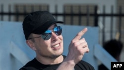 Илон Маск илк маротаба апрелда Twitter ширкатини 44 миллиард долларга сотиб олмоқчи эканини билдирган эди.