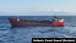 Илустрација на брод со бегалци и мигранти во Егејско море