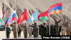 Национальные флаги Таджикистана, России, Кыргызстана, Казахстана, Беларуси и Армении (слева-справа) во время совместных учений ОДКБ, октябрь 2021 года