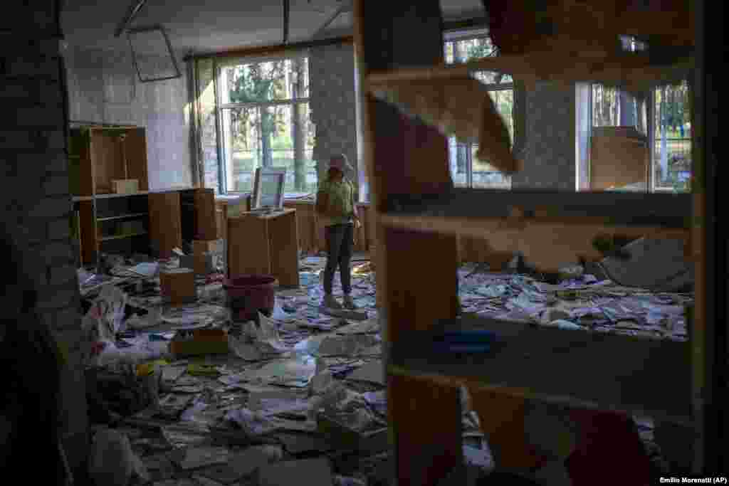«Коли мою школу розбомбили, я була в жаху. Ми живемо поруч. У нас побилися вікна, і мама могла загинути, тому що двері її ледь не притиснули до стіни. І люстра ледь не впала на мене», – розповіла 10-річна Карина Музика, яка щодня відвідує зруйновану школу, щоб погратися з друзями