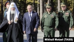 У листопаді СБУ повідомила, що оголосила про підозру патріарху РПЦ Кирилу (ліворуч), «який благословив рашистів на вбивства українців»