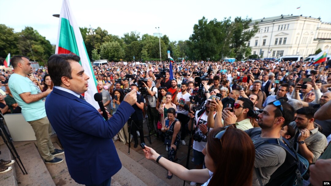 Правителството беше подкрепено от няколко хиляди души във вторник вечер. Асен Василев и други министри от кабинета се срещнаха с хората