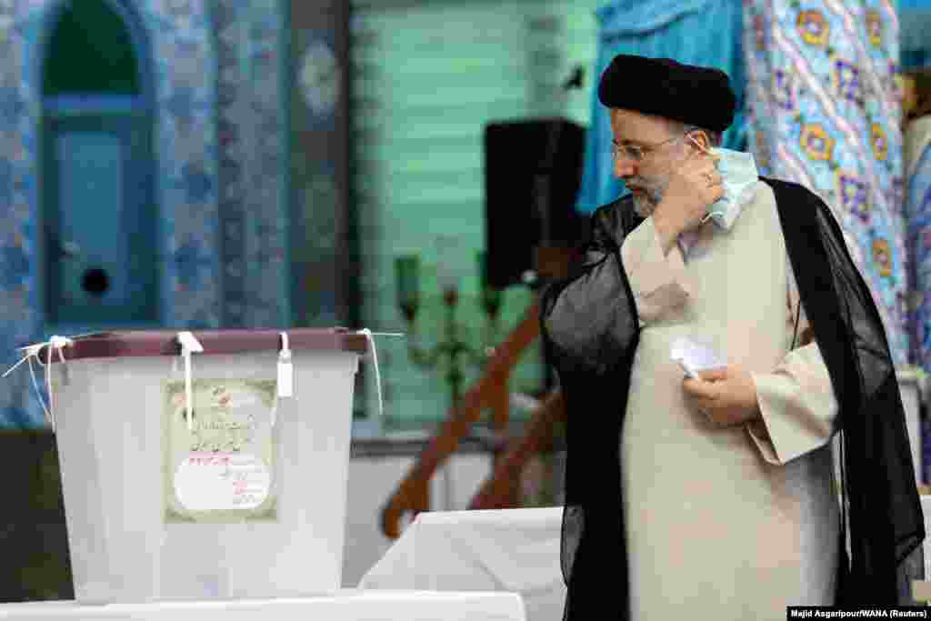 ابراهیم رئیسی بار دیگر در سال ۱۴۰۰ وارد گود انتخابات ریاست جمهوری شد. او روز ۲۸ خرداد در انتخاباتی که با تحریم گسترده بسیاری از نیروهای سیاسی و همچنین رأی&zwnj;دهندگان روبه&zwnj;رو شد، رئیس&zwnj;جمهور منتخب نام گرفت. 