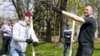 Працюючи групами, громадяни саджали дерева, прибирали в парках та на вулицях