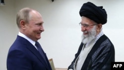  Liderul suprem iranian, ayatollahul Ali Khamenei, îl primește pe președintele rus Vladimir Putin la Teheran pe 19 iulie 2022.