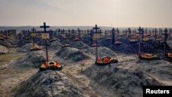 Fondatorului grupului Wagner, Evgheni Prigojin, a fost filmat la cimitirul unde sunt îngropați luptătorii lui și aș CNN a putut compara imaginile din luni diferite, care arată că numărul de morminte a crescut. 