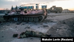 Труп, как утверждают украинские военные, российского солдата в первый день вторжения России в Украину – 24 февраля 2022 года