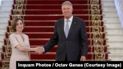 Președinta Republicii Moldova, Maia Sandu, este întâmpinată de președintele român Klaus Iohannis, la Palatul Cotroceni, București, 29 iulie 2022.