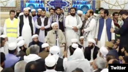 مولوی عبدالحمید در جمع اهالی زاهدان (عکس از آرشیو)