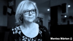 Scriitoarea Eva Peterfy- Novak refuză orice legătură cu regimul lui Viktor Orbán, care, după ce a preluat controlul asupra presei, a trecut la controlul asupra cărților publicate.