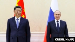 Президент Китая Си Цзиньпин (слева) и президент России Владимир Путин на саммите ШОС в Узбекистане. Самарканд, 15 сентября 2022 года.