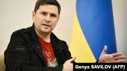 «Лукашенко є дивним «братом-близнюком» Медведєва, які мають виконувати функцію «клоунського ВІП-агітаційного потягу». Не більше, але й не менше», – Михайло Подоляк