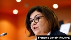 Adina Vălean, Comisarul European pentru Transporturi, a fost criticată dur de alți politicieni europeni pentru declarațiile sale „naive și inacceptabile” despre zborul deturnat de autoritățile din Belarus. Acesteia i s-a cerut demisia.