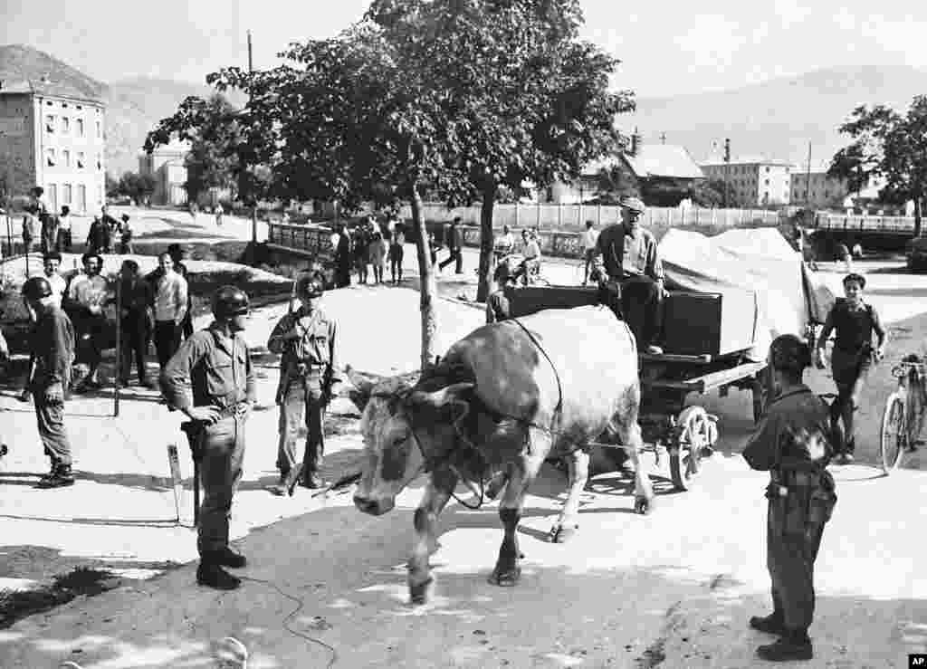 Италијанец на територијата предадена на Југославија во 1947 година. Со Договорот за мир со Италија неколку острови и региони и беа предадени на Југославија по поразот на силите на Оската во Втората светска војна.