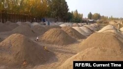 Свежевыкопанные могилы на кладбище в Узбекистане.