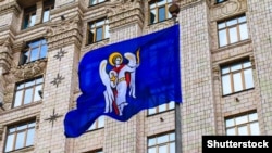 За матерілами ДБР, експосадовець в 2022-2023 роках нібито незаконно нараховував заробітну плату керуючому справами Київради
