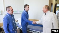 Владимир Путин встречается в военном госпитале с ранеными в Украине российскими военными, 25 мая 2022 года