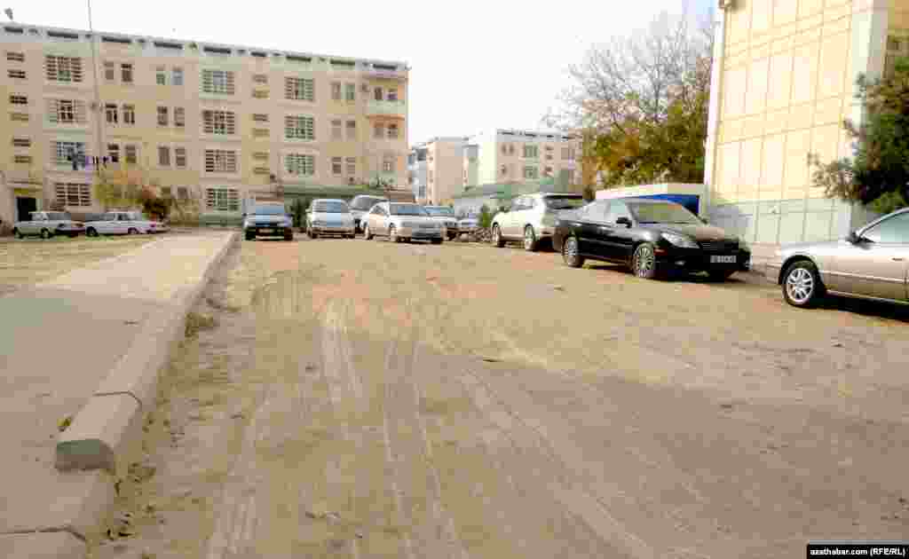 Aşgabat. Parahat-4 kiçi etrapçasynyň ara ýollary