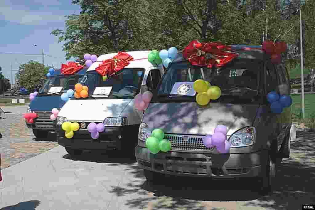 Балалар үзәкләренә бүләк ителгән микроавтобуслар 