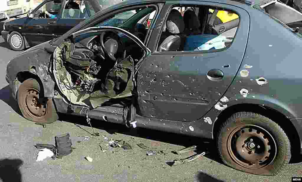 Автомобіль Шахріарі після того, як він загинув під час вибуху в Тегерані в листопаді 2010 року. Вчений також вбитий бомбою, прикріпленою до його дверей мотоциклістами. &nbsp;