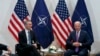 Під час переговорів тодішнього віцепрезидента США Джо Байдена з генеральним секретарем НАТО Єнсом Столтенберґом. Мюнхен, лютий 2015 року