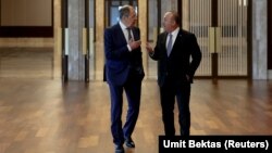 министры иностранных дел России и Турции Сергей Лавров (слева) и Мавлют Чавушоглу