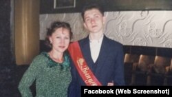 Крымский политузник Александр Сизиков с матерью Еленой на выпускном вечере в Крыму, фото из семейного архива