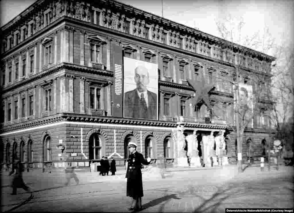 Портрети Леніна і Сталіна, червона зірка на стіні палацу Епштайн у 1947 році. Палац був штаб-квартирою радянських окупаційних сил