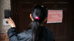 Женщина звонит в дверь с надписью «корь» в Республиканской инфекционной клинической больнице, город Бишкек, Кыргызстан. 2024 год. Фото: ВОЗ/Даниль Усманов