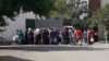 Balkan: Ilat ýanwaryň ununy almak üçin bitaý ädikleri we içki geýimleri satyn almaga mejbur bolýar