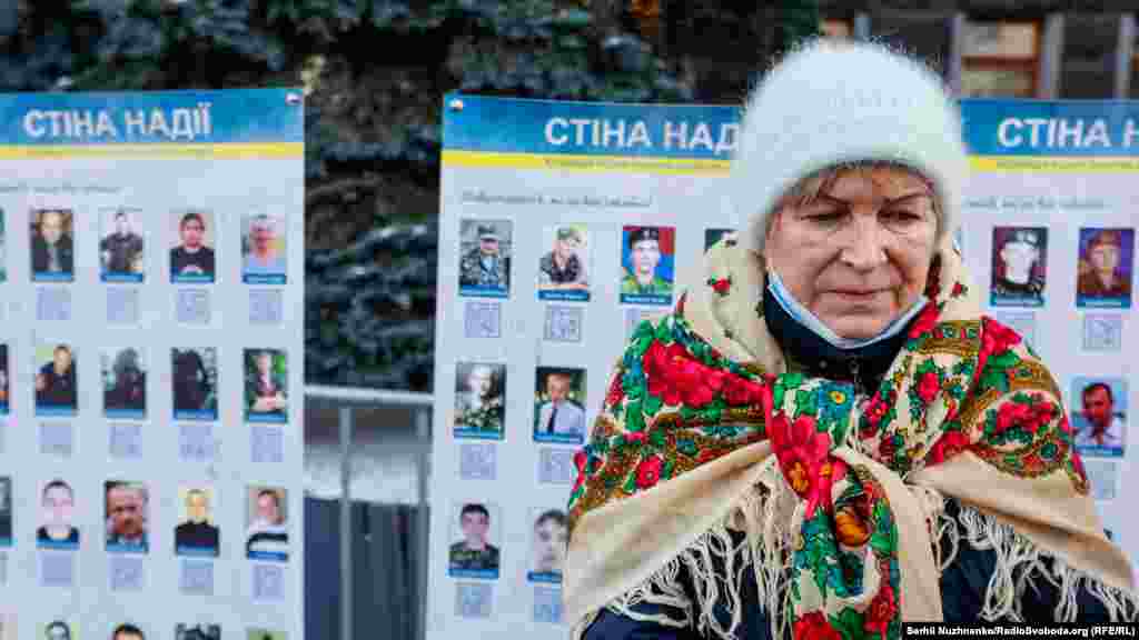10 грудня речник української делегації в Тристоронній контактній групі Олексій Арестович зазначив, що українська сторона пропонує три варіанти для обміну утримуваними особами: «13 на 13», «24 на 24» і «60 на 60» – однак Російська Федерація відкидає їх