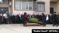 Заупокойная молитва прошла во дворе дома, где проживает мать Мадины Мамаджоновой 