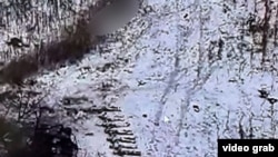 На зображенні з дрона, наданому українськими спецслужбами, видно тіла загиблих солдатів в Курській області, серед них є і північнокорейські. Грудень 2024 року