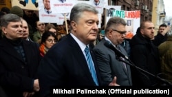 Порошенко під час акції на його підтримку біля будівля ДБР на початку березня
