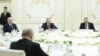Премьер-министр Армении Никол Пашинян (в центре) на саммите СНГ в Ашхабаде, 11 октября 2019 г. 