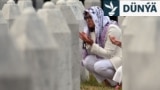 Aýallar Bosniýanyň gündogaryndaky Srebrenisa şäheriniň golaýynda Potokaçi obasyndaky ýadygärlik gonamçylygynda garyndaşlarynyň mazarlaryna zyýarat edýärler. 2025-nji ýylyň 9-njy iýuly.