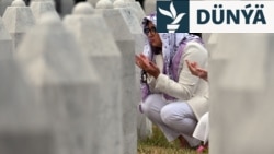 Aýallar Bosniýanyň gündogaryndaky Srebrenisa şäheriniň golaýynda Potokaçi obasyndaky ýadygärlik gonamçylygynda garyndaşlarynyň mazarlaryna zyýarat edýärler. 2025-nji ýylyň 9-njy iýuly.