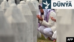 Aýallar Bosniýanyň gündogaryndaky Srebrenisa şäheriniň golaýynda Potokaçi obasyndaky ýadygärlik gonamçylygynda garyndaşlarynyň mazarlaryna zyýarat edýärler. 2025-nji ýylyň 9-njy iýuly.