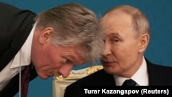 Владимир Путин и Дмитрий Песков 