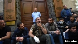 Никол Пашинян и его сторонники заблокировали вход в здание Центрального банка в Ереване,17
апреля 2018 г