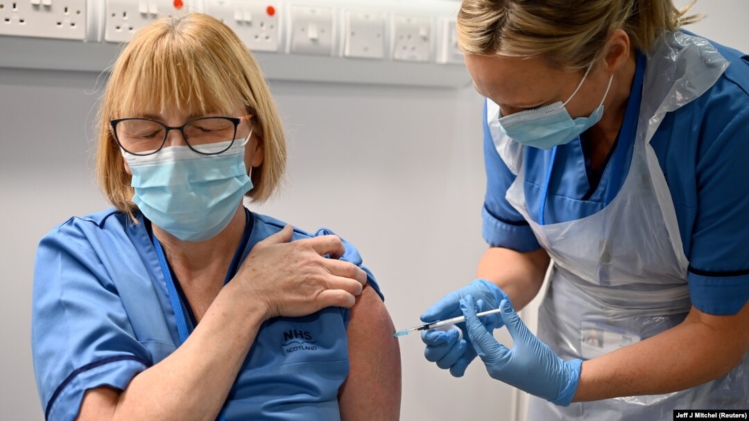 Имунизация с ваксината срещу COVID-19 на Pfizer и BioNTech във Великобритания, където тя вече е одобрена за употреба
