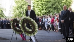 Norveški kralj i princ Jens Stoltenberg položili su venac u Oslu, 22. jul 2012.