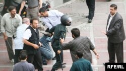 شماری از بازداشت‌شدگان در اعتراضات به نتايج انتخابات در بازداشتگاه کهریزک نهگداری می‌شدند. بازداشتگاهی که به گفته مقامات جمهوری اسلامی به دلیل «غیراستاندارد بودن» اکنون تعطیل شده است