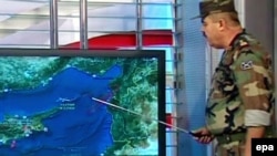 Сирійський військовий представник показує на карті інцидент з турецьким винищувачем, збитим Сирії, в Дамаску