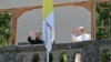 Președintele Ucrainei, Volodimir Zelenski, și Papa Leon al XIV-lea salută de la balconul reședinței papale de la Castelul Gandolfo, la sud-est de Roma, 9 iulie 2025. 