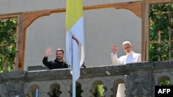 Președintele Ucrainei, Volodimir Zelenski, și Papa Leon al XIV-lea salută de la balconul reședinței papale de la Castelul Gandolfo, la sud-est de Roma, 9 iulie 2025. 