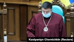 Олександр Тупицький переконаний, що рішення не допускати його до КСУ є незаконним, адже заважає йому виконувати адміністративні обов'язки голови Конституційного суду України