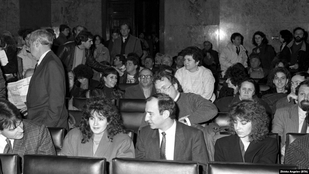 25 февруари 1991 г. Владимир Живков (на преден план, в средата) и неговата племенница Евгения Живкова (вдясно от него) по време на процеса на Тодор Живков в Съдебната палата.