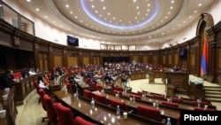 Աժ նիստերի դահլիճը, արխիվ